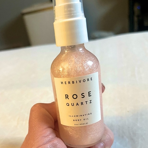 Herbivore Rose Quartz illuminating body oil 60ml - Picture 3 of 5